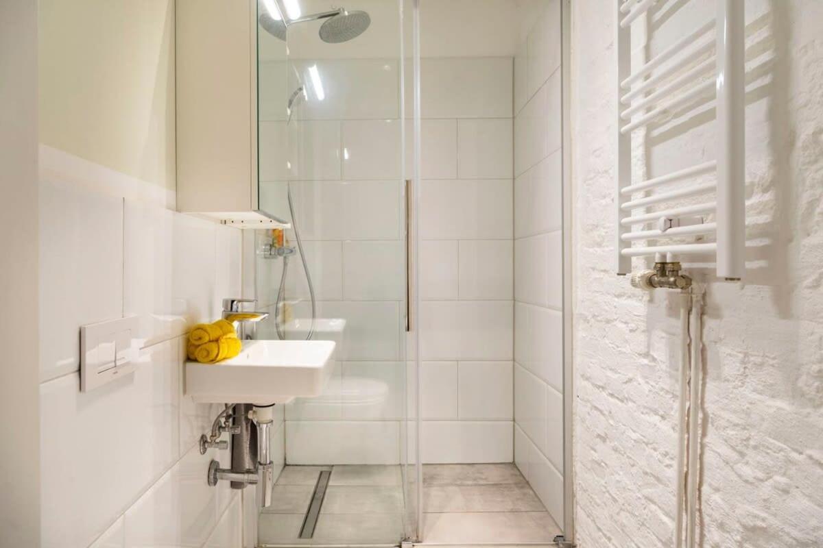 Cosy Three Br Two Bth Ac Self Checkin Street Parking * Berlino